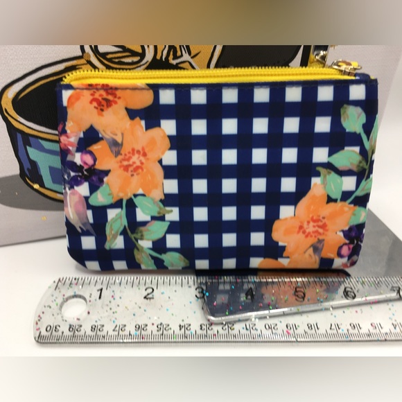 🥰 4/$25 - Avon Pouch - Picture 5 of 8